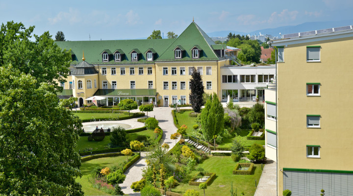Gebäude und Garten des Isarparks Plattling