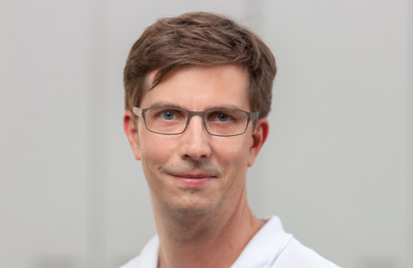 Porträt von Prof. Dr. med. Daniel C. Vergho im weißen Poloshirt